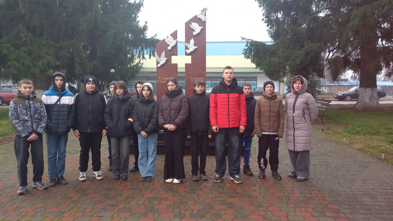 Photo 5260349560893148729 Y